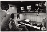 Montage in een reportagewagen die voor het OTS-Eurikon satellietexperiment geleend is van het Europese parlement