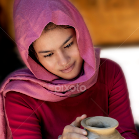 Nữ nghệ nhân làng Bàu-Trúc Phan-Rang by Han Duy - People Portraits of Women
