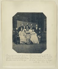 Groepsportret van de familie Asser, met Marie Eugène Bour, de schoonzonen Wertheim en Mussche en vriend van de fotograaf in zijn tuin