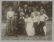 Familieportret van de Kesslers, met op de voorgrond J.B. Aug. Kessler met zelfontspanner (zelfportret)