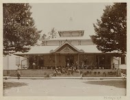 Kinderen op de veranda van (vermoedelijk) een schoolgebouw in Nederlands-Indië