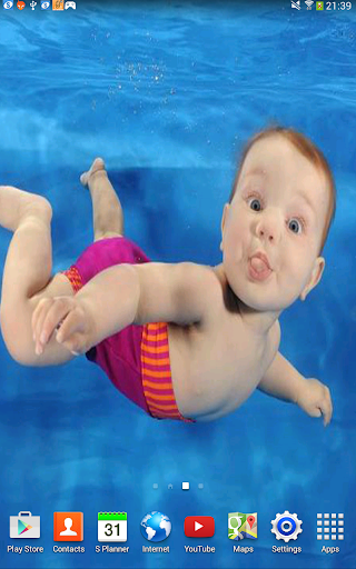 Baby in Water Live Wallpaper