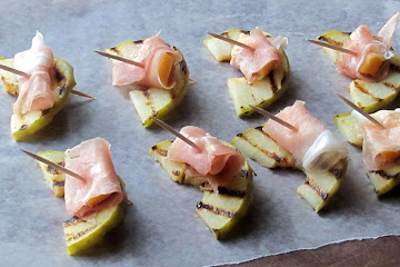 grilled apple slices with prosciutto &amp;amp; cheddar