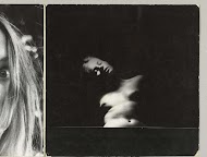 Strijklichtopname van het bovenlichaam van een liggende, naakte vrouw