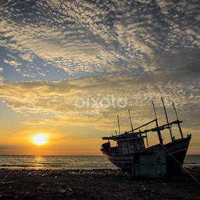 The Sun Begins to Dawn by I Ketut  Sadia - Transportation Boats