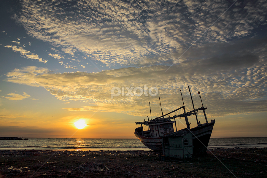 The Sun Begins to Dawn by I Ketut  Sadia - Transportation Boats