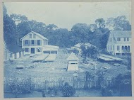 Loodsen en hospitaal van "Ma retraite", gezien uit het plantagehuis