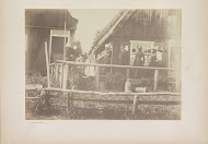 Meisjes in klederdracht en toeristen op Marken