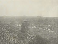 Huizen van een dorp vanaf een heuvel