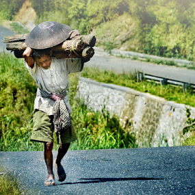 pulang by Fora Ginanjar Katamsi - People Street & Candids