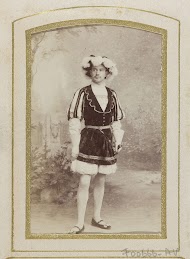 Portret van een jonge man in kostuum, aangeduid als J. Salomonson